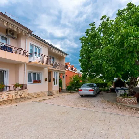 Apartman 689 *