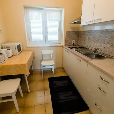 Apartment 689